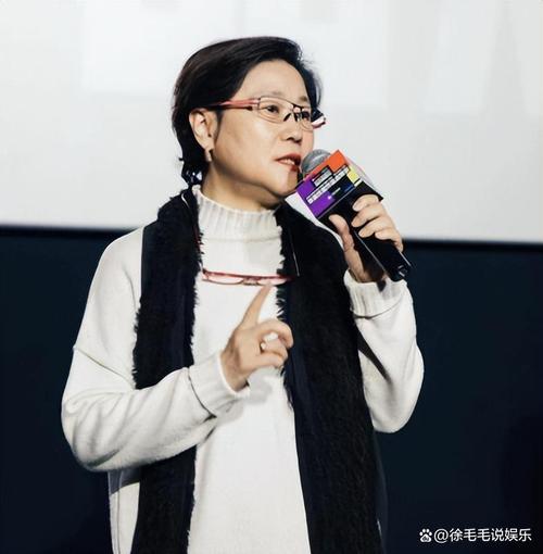 回顾:亲妈是制片,干妈是导演,演戏多年不温不火,43岁靠背影火出圈